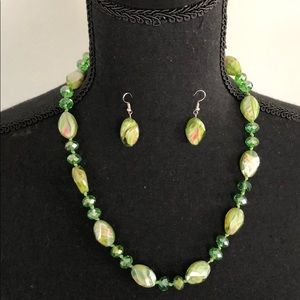 Green stone beaded necklace w/matching earrings